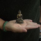 Buddha sittende grønn liten i messing 6 cm thumbnail