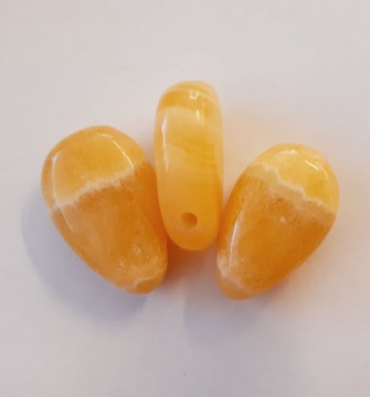 Aragonitt, oransje anheng med sidehull AAA-kvalitet