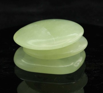 Jade, grønn kinesisk flat lommestein 40 mm