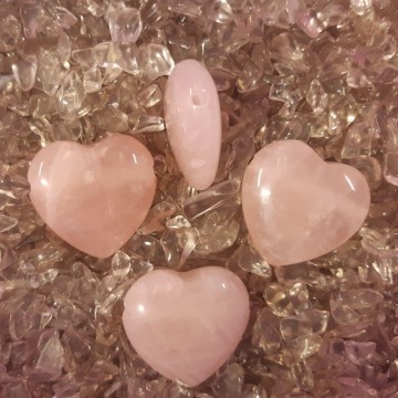 Rosenkvarts hjerte anheng med sidehull 3 cm, AAA-kvalitet