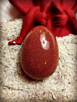 Yoni egg med hull, Stjernestein (Syntetisk), rød 3,5 x 4,8 cm