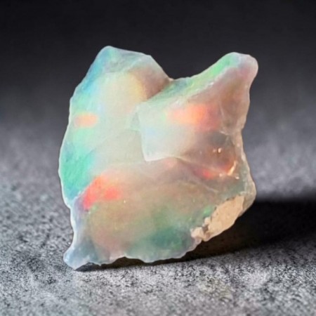 Opal, svart fra Etiopia Rå 1,35 gram AAA-kvalitet