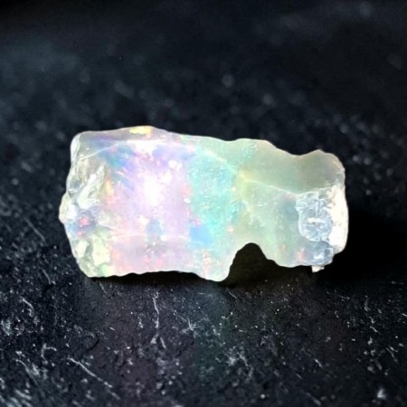 Opal, svart fra Etiopia Rå 0,86 gram AAA-kvalitet