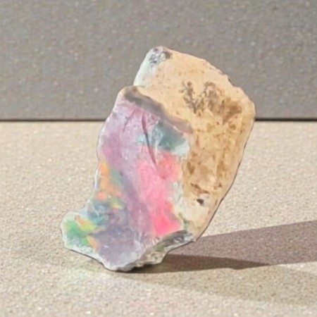 Opal, svart fra Etiopia Rå 1,41 gram AAA-kvalitet